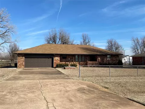 820 S Pine St, Crescent, OK 73028