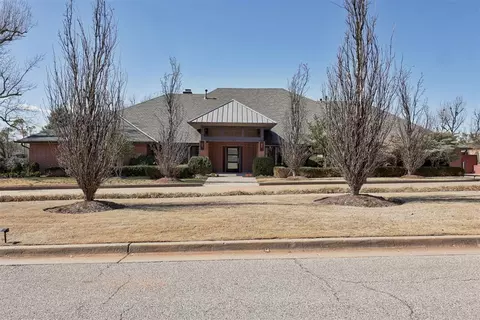 7001 N Country Club Dr, Oklahoma City, OK 73116
