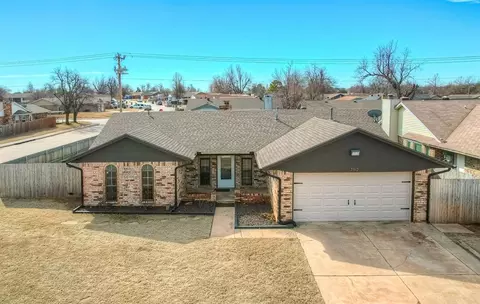 752 Royal Ln, Yukon, OK 73099