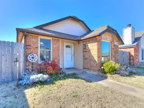 2133 S Robinson Ave, Moore, OK 73170