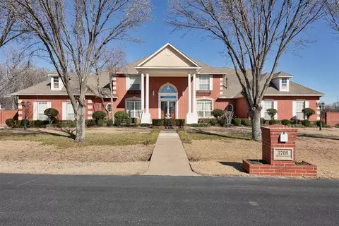 3708 Meadow Ln, Moore, OK 73160