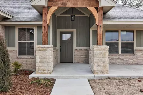 201 Firethorn Way, Noble, OK 73068