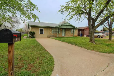335 E Hillcrest Ln, Mustang, OK 73064