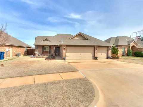 3012 Brookstone Lakes Dr, Yukon, OK 73099
