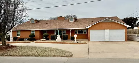 712 S 13th St, Clinton, OK 73601
