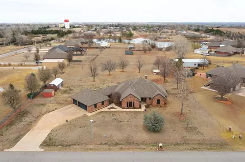 1118 S Lake Ridge Ln, Mustang, OK 73064