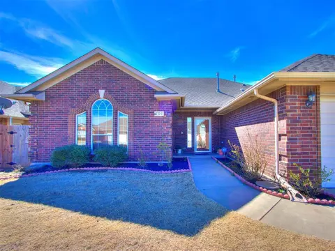 708 NE 20th St, Moore, OK 73160