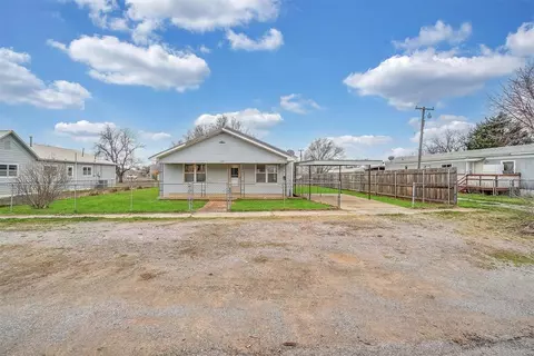 203 W 4th St, Granite, OK 73547
