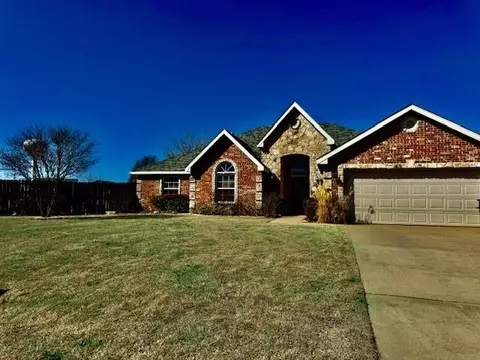 28 Redbud Dr, Clinton, OK 73601