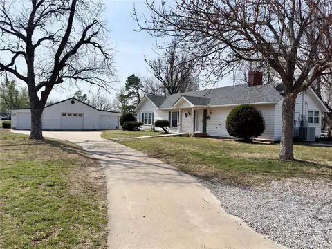 2103 W Georgia Ave, Chickasha, OK 73018