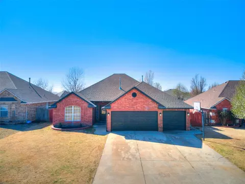 1127 S Silver Dr, Mustang, OK 73064