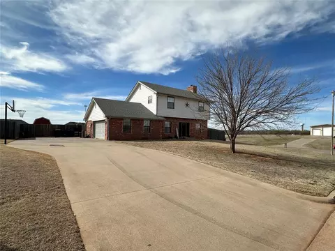 2501 Lakewood Dr, Chickasha, OK 73018