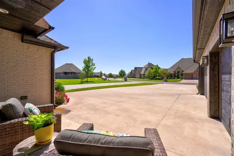1909 Lago Dr, Moore, OK 73160 photo 5