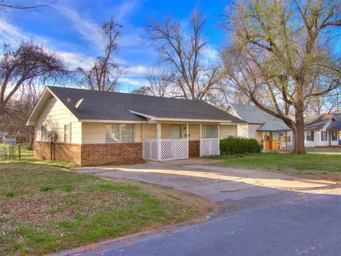 1014 S 13th St, Chickasha, OK 73018
