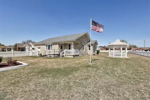 201 NW 1st St, Moore, OK 73160