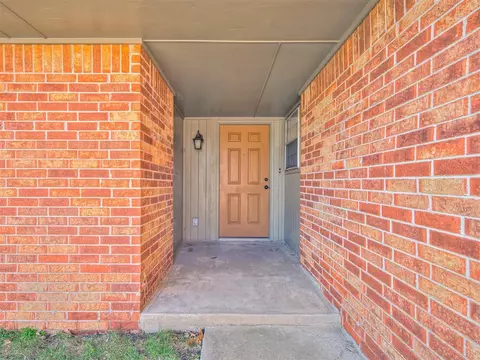 1332 W Cedarbrook Ln, Moore, OK 73170 photo 2