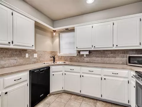 1332 W Cedarbrook Ln, Moore, OK 73170 photo 8
