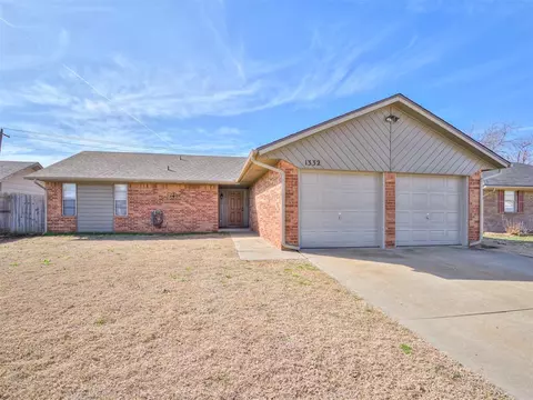 1332 W Cedarbrook Ln, Moore, OK 73170