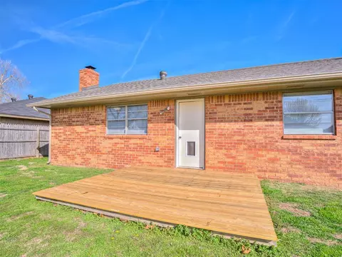 1332 W Cedarbrook Ln, Moore, OK 73170 photo 28