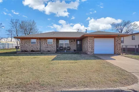 216 E Hayes Ave, Clinton, OK 73601