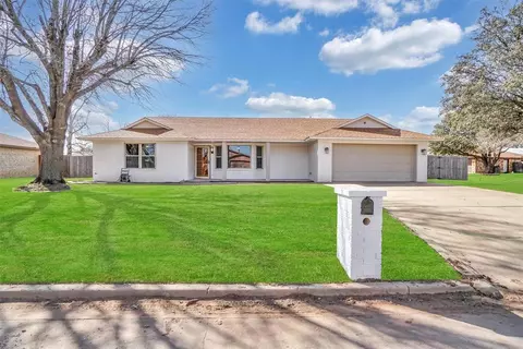 909 Village Dr, Altus, OK 73521