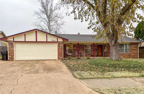 1005 E Hills Dr, Moore, OK 73160
