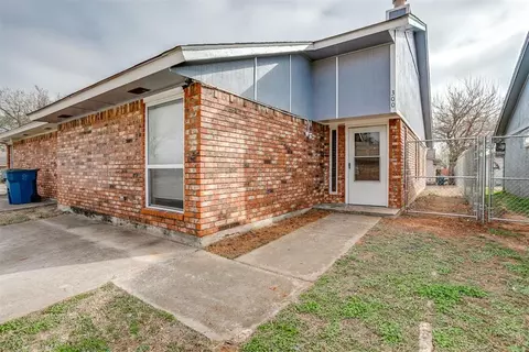 300 Hudson Pl, Midwest City, OK 73110