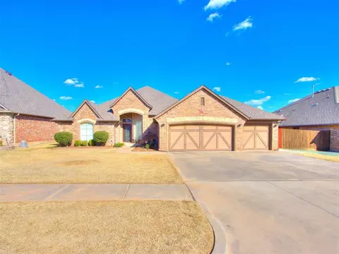 812 Samantha Ln, Moore, OK 73160