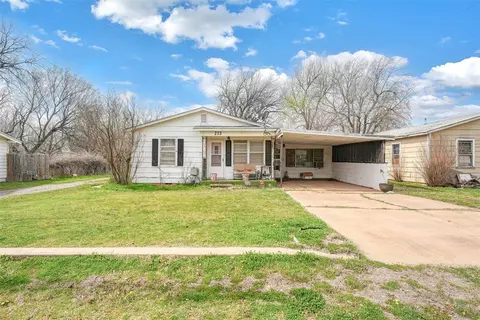 223 N Byers Ave, Mangum, OK 73554