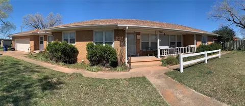 926 W Cherokee St, Lindsay, OK 73052