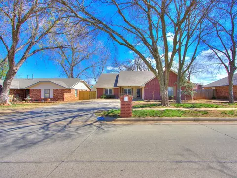 204 N Hickory Ln, Moore, OK 73160