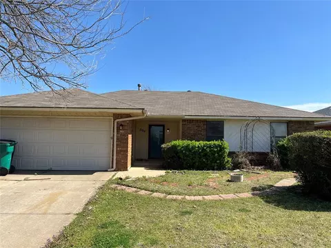 300 Harrogate Dr, Yukon, OK 73099