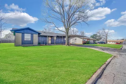 227 Hoover Cir, Elk City, OK 73644