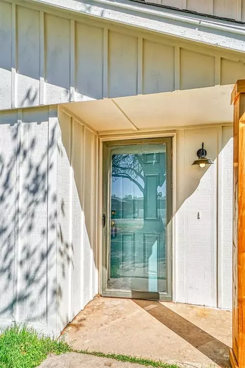 812 N Chalmers St, Altus, OK 73521 photo 4