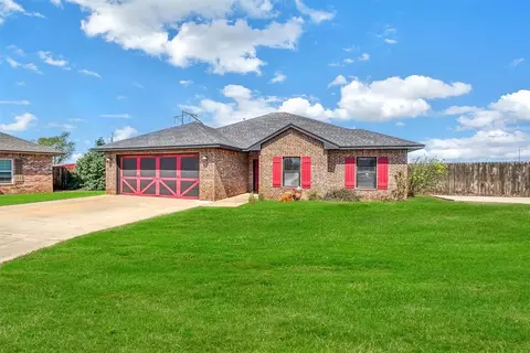 111 Woodridge Dr, Elk City, OK 73644