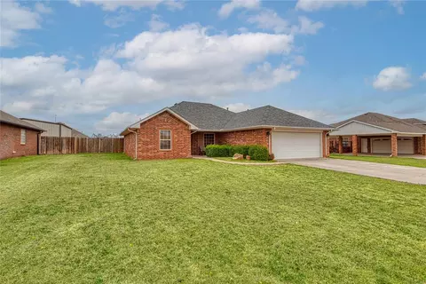 210 Cypress Ave, Elk City, OK 73644