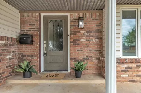 8700 Lakeaire Dr, Oklahoma City, OK 73132