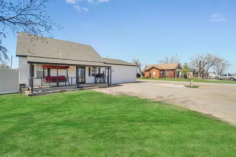 111 N Grand Ave, Willow, OK 73673 photo 3