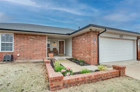 924 NW 34th St, Moore, OK 73160
