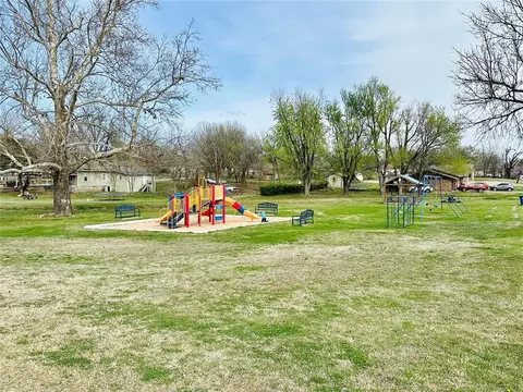 1317 E Moses St, Cushing, OK 74023 photo 4