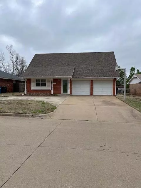 716 Briarcrest Dr, Midwest City, OK 73110