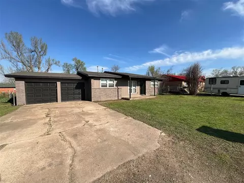 107 Windsor Rd, Chickasha, OK 73018