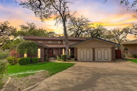 8229 Golden Oaks Rd, Oklahoma City, OK 73127