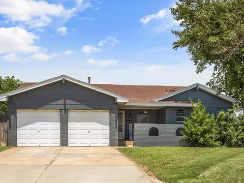 905 SW 5th St, Moore, OK 73160