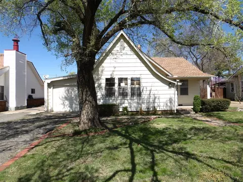 225 NW 1st St, Moore, OK 73160