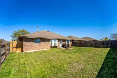 604 Apple Tree Ln, Moore, OK 73160 photo 4