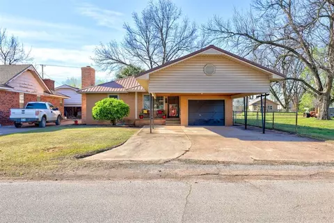805 W Choctaw St, Lindsay, OK 73052