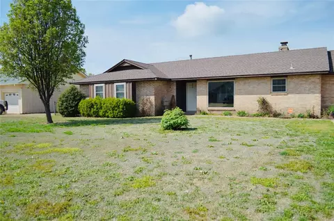 526 N Cheyenne St, Hennessey, OK 73742