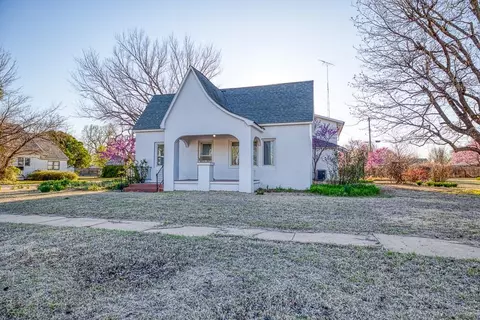 702 N 3rd St, Okeene, OK 73763