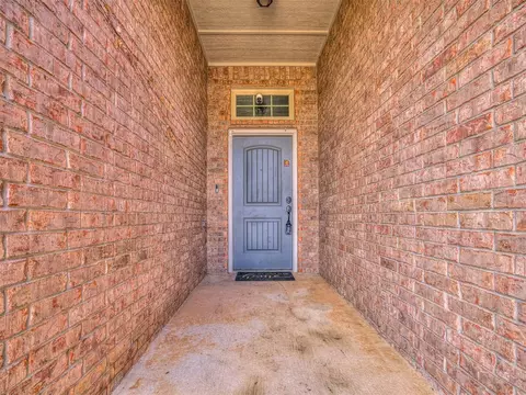 5008 Champlain Pl, Edmond, OK 73025 photo 2